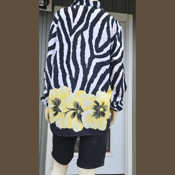 Sag Harbor Blouse, Black/White, Yellow Hibiscus. Button Down, 18 EUC✔️ - Picture 9 of 16